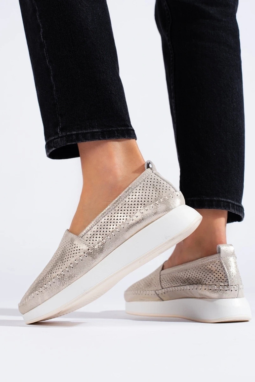 Chaussures en cuir perforées dorées