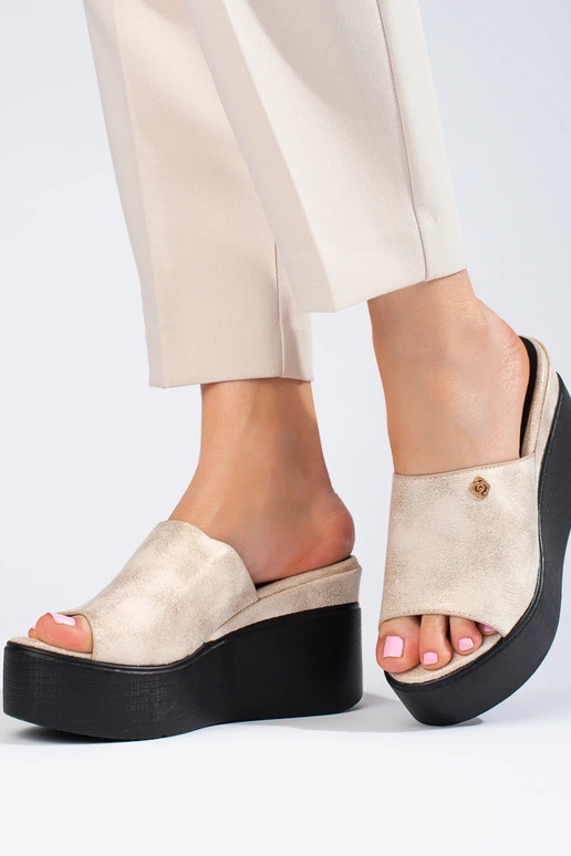 Slippers op hoge sleehak gouden Slippers op hoge sleehak gouden