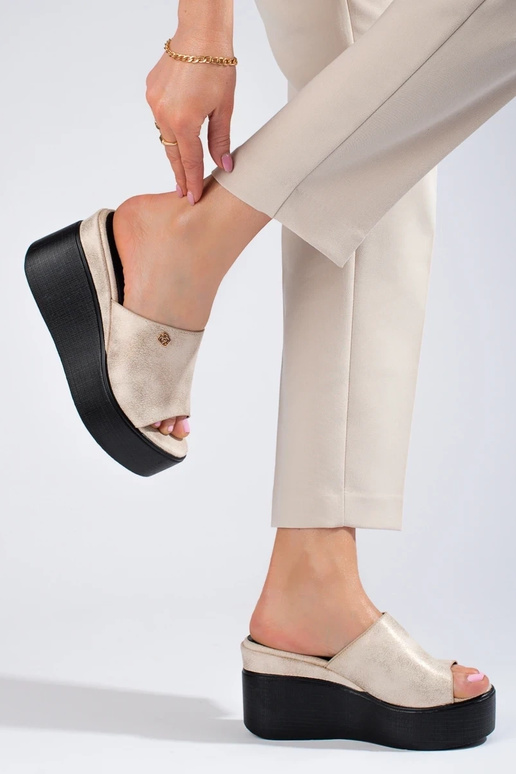 Slippers op hoge sleehak gouden Slippers op hoge sleehak gouden