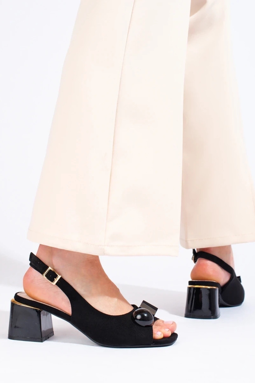 Zwarte suède sandalen met lage hak... Zwarte suède sandalen met lage hak...