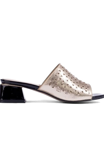 Chaussons dorés à talon bas...