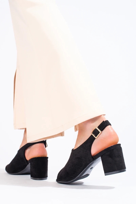 Sandalen mit durchbrochenen Elementen...