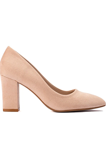 talons hauts beiges sur le...