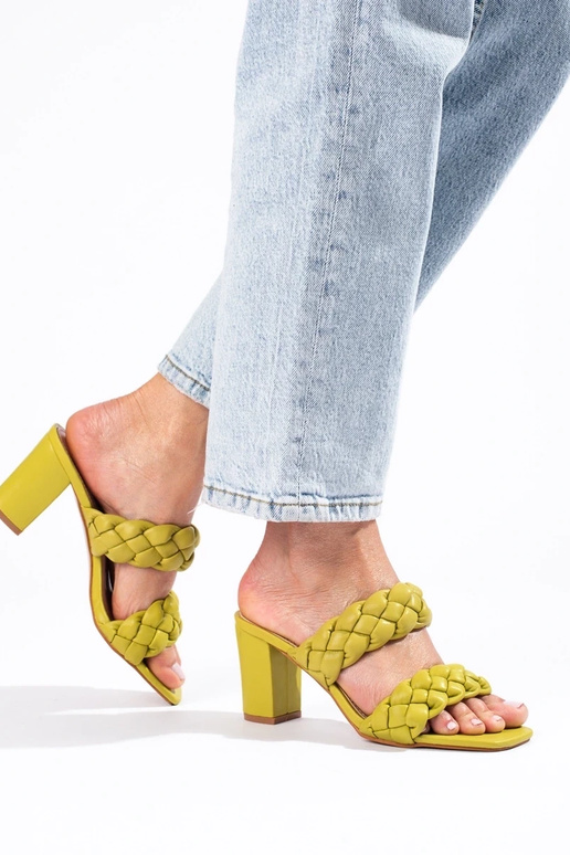 Grüne geflochtene Sandalen mit Absatz... Grüne geflochtene Sandalen mit Absatz...