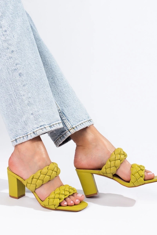 sandales tressées vertes sur le talon... sandales tressées vertes sur le talon...