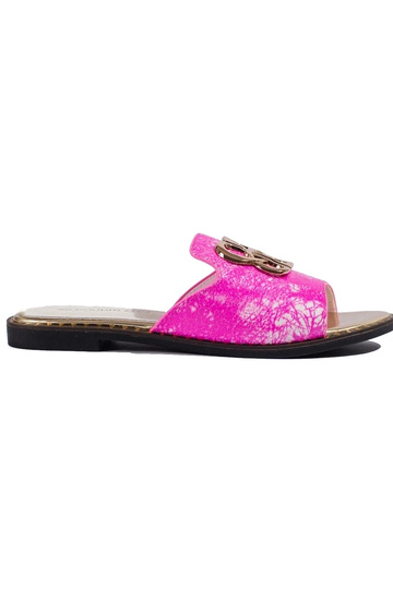 Chaussons roses avec...
