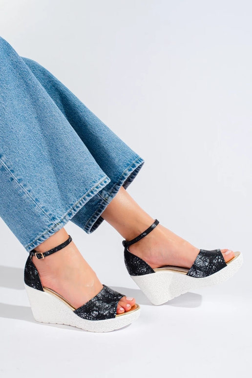 Sandalen in de zwart-witte kleur... Sandalen in de zwart-witte kleur...