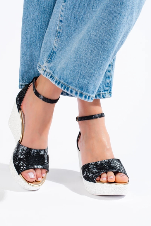 Sandalen in de zwart-witte kleur... Sandalen in de zwart-witte kleur...