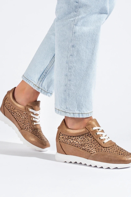 mit durchbrochenen Elementen Sneakers... mit durchbrochenen Elementen Sneakers...