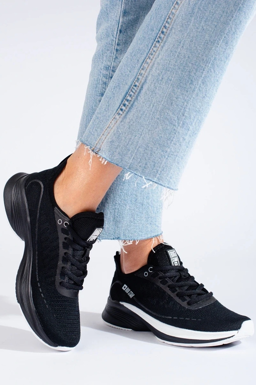 zwarte sportschoenen met enorme hak...