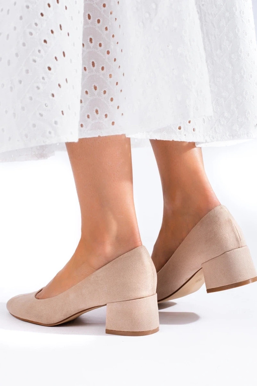 Klassieke zandkleurige hoge hakken... Klassieke zandkleurige hoge hakken...