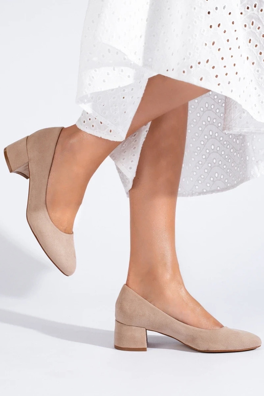 Klassieke zandkleurige hoge hakken... Klassieke zandkleurige hoge hakken...