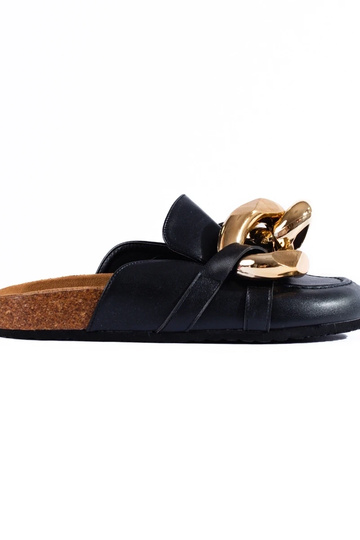 Chaussons noirs avec chaîne...