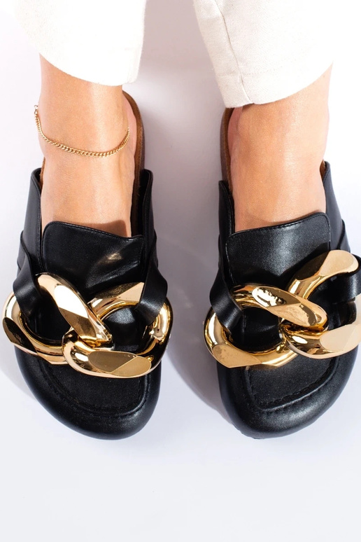 Chaussons noirs avec chaîne... Chaussons noirs avec chaîne...