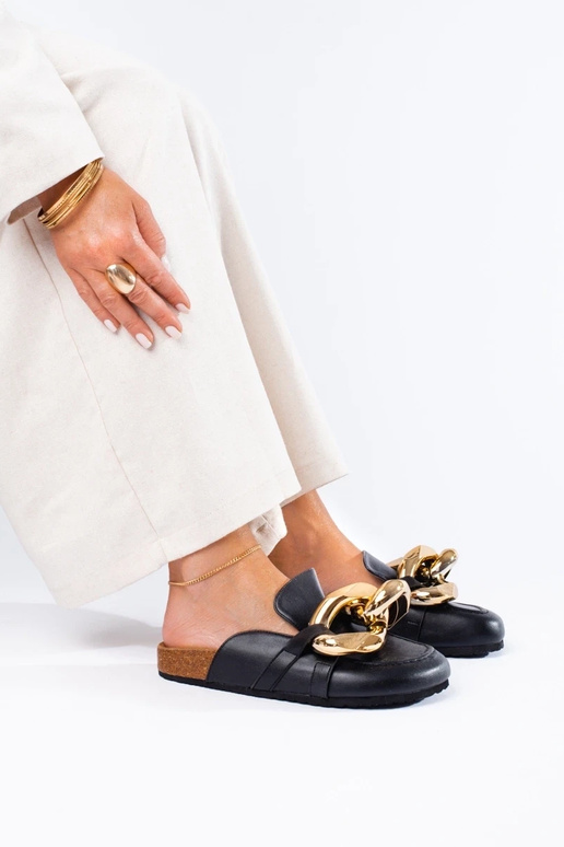 Chaussons noirs avec chaîne... Chaussons noirs avec chaîne...