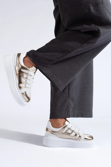 Chaussures modèle baskets à... 2