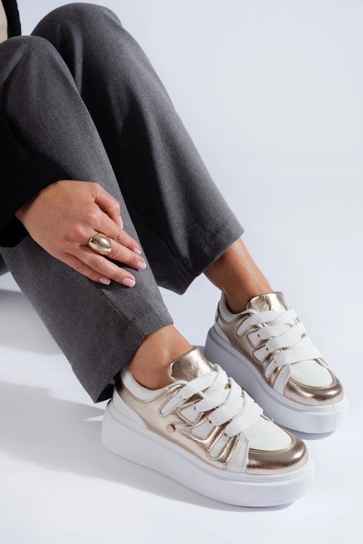 Chaussures modèle baskets à... Chaussures modèle baskets à...