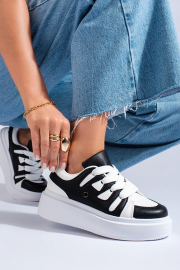 Zwart-witte sneakers model... 2