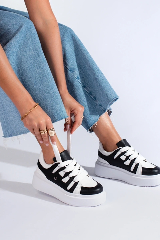 Chaussures modèle Sneakers noires et...