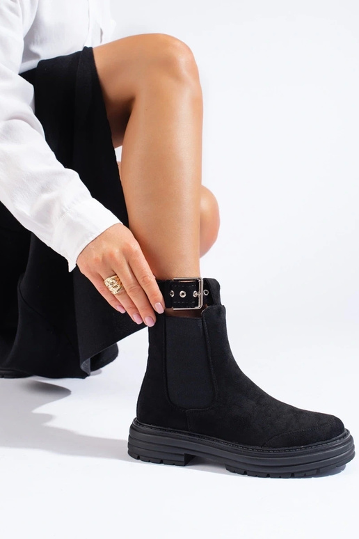 schwarze Wildlederschuhe mit Schnallen