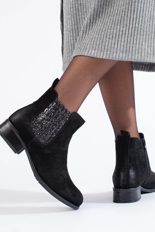 aus schwarzem Wildleder. Damenschuhe aus schwarzem Wildleder. Damenschuhe