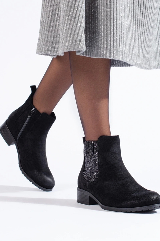 aus schwarzem Wildleder. Damenschuhe aus schwarzem Wildleder. Damenschuhe