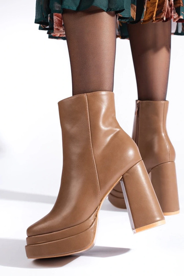 chaussures beiges à talons... 2