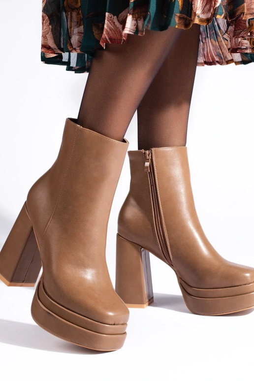 beige schoenen met hoge hakken