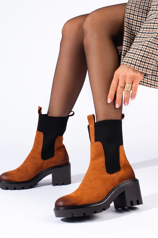 chaussures à boucle marron sur un...