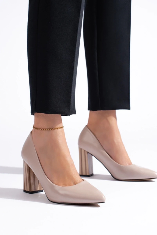 Beige High Heels an der Ferse