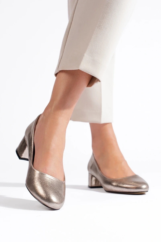 Schuhe mit hohen Absätzen sind dunkel