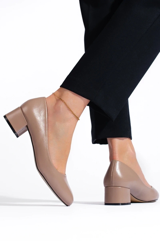 Schoenen met hoge hakken zijn donker