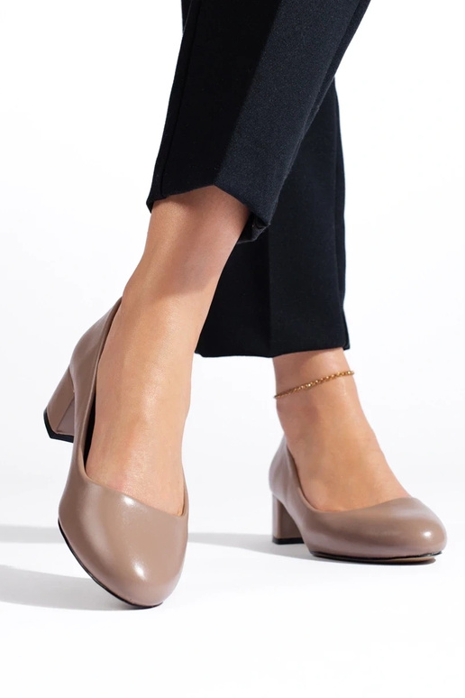 Schoenen met hoge hakken zijn donker