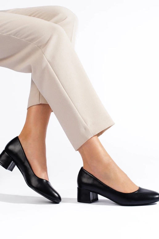 Schwarze Schuhe mit hohen Absätzen