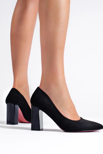 schwarze High Heels an der... 2