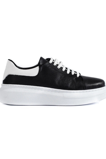 schwarze Sportschuhe...