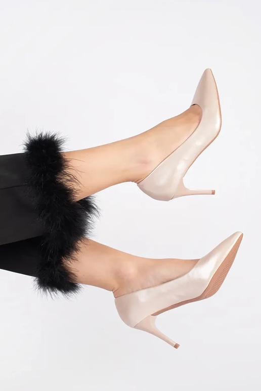 Schoenen met hoge hakken en een dunne... Schoenen met hoge hakken en een dunne...