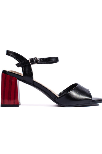 sandales de couleur noire...