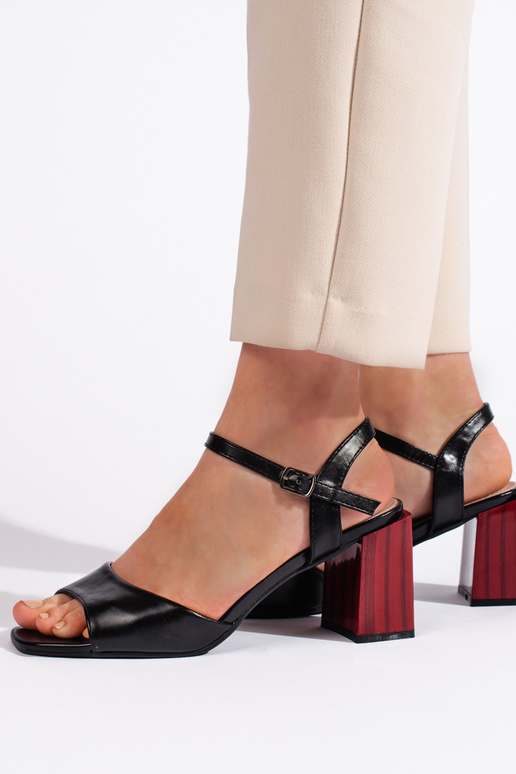 sandales de couleur noire sur le talon sandales de couleur noire sur le talon