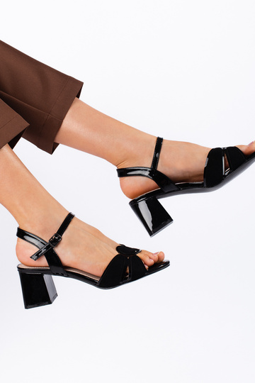 Sandalen mit Lackeffekt in... 2