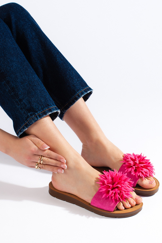 Dames fuchsia pantoffels met een bloem Dames fuchsia pantoffels met een bloem