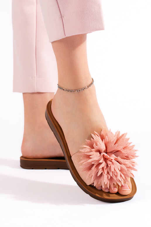 Chaussons femme roses avec une fleur Chaussons femme roses avec une fleur