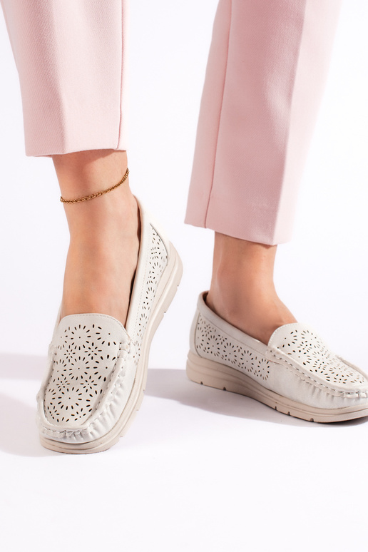 mit durchbrochenen Elementen,...