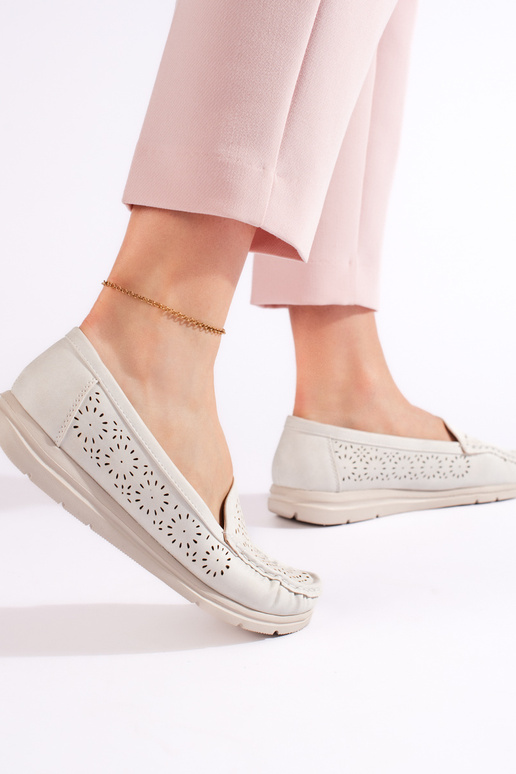 mit durchbrochenen Elementen,...