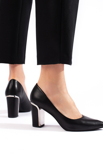 Schwarze hochhackige Schuhe... 2