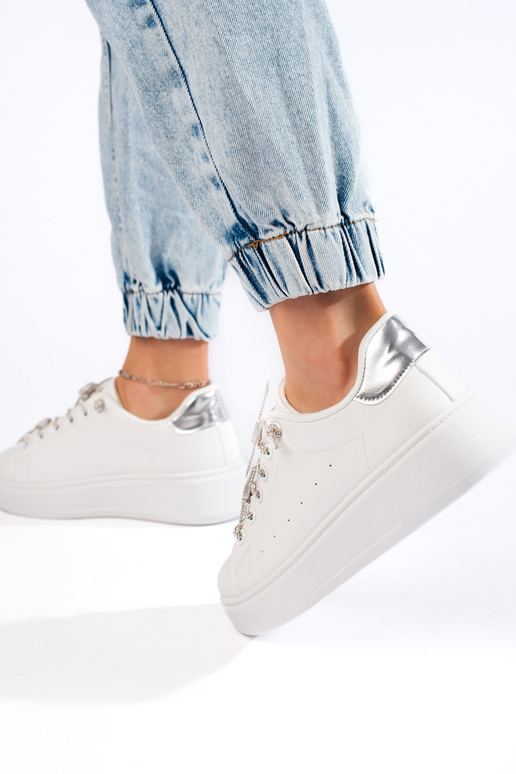 Weiße Turnschuhe mit Schmetterlingen Weiße Turnschuhe mit Schmetterlingen