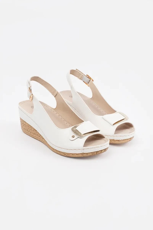 Sandales blanches à petit talon...