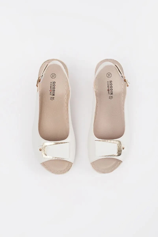 witte sandalen op een lage sleehak...