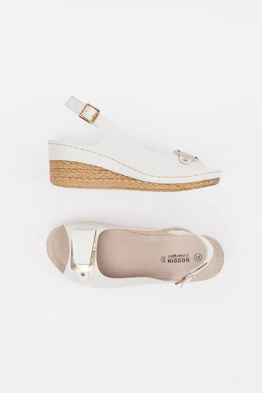 Weiße Sandalen auf niedrigem Wedges...