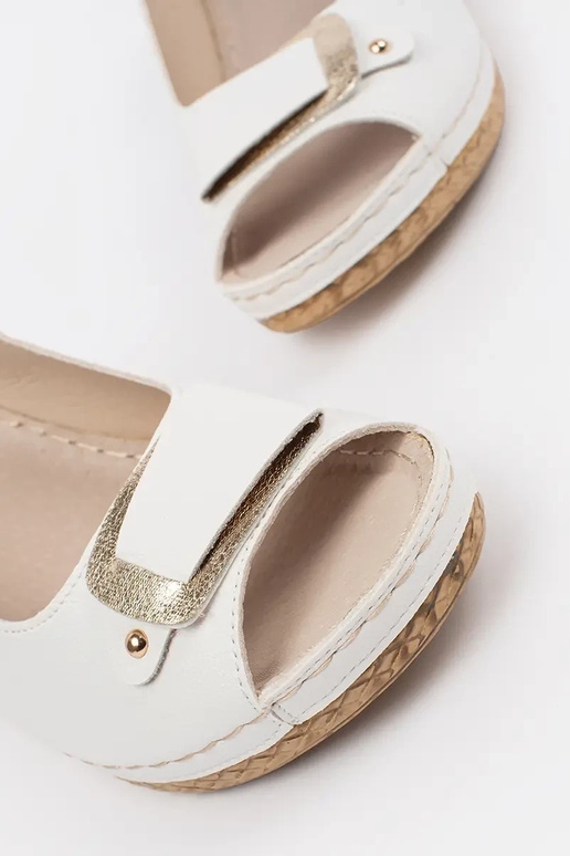 witte sandalen op een lage sleehak...